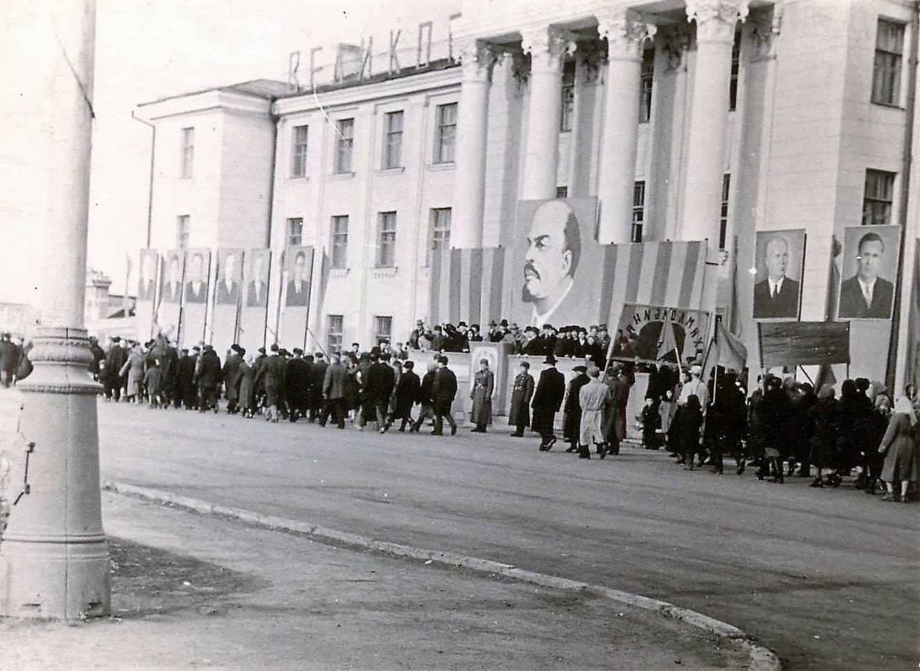 Площадь имени Абылайхана в Кокшетау - демонстрация, начало 1960-х