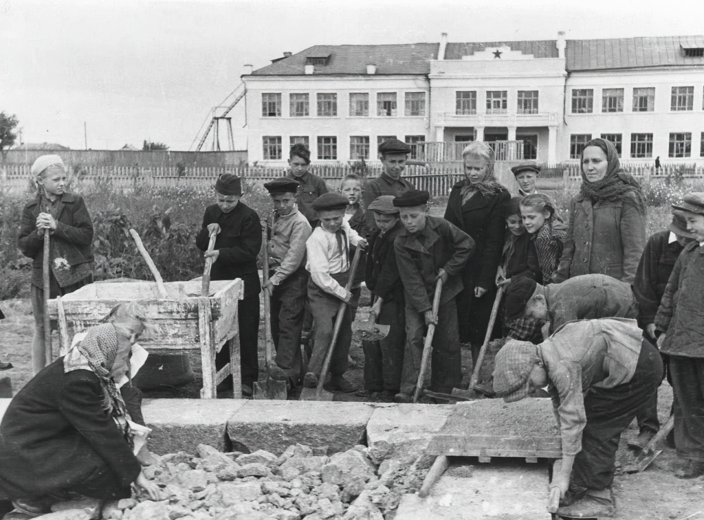 1950 Учащиеся школы №5 на закладке фундамента для памятника В.В.КУЙБЫШЕВУ.