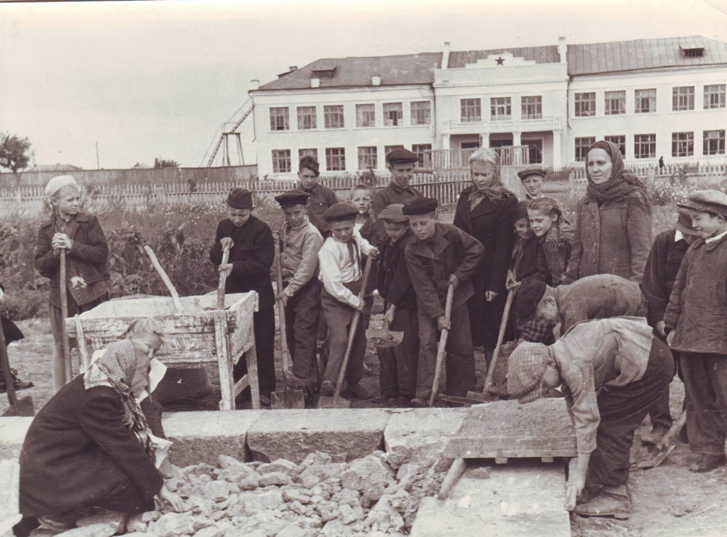 1950 Учащиеся школы №5 на закладке памятника В.В.Куйбышеву в 1950г в одноименном сквере( на против Университета Ш.Уалиханова.i (2)