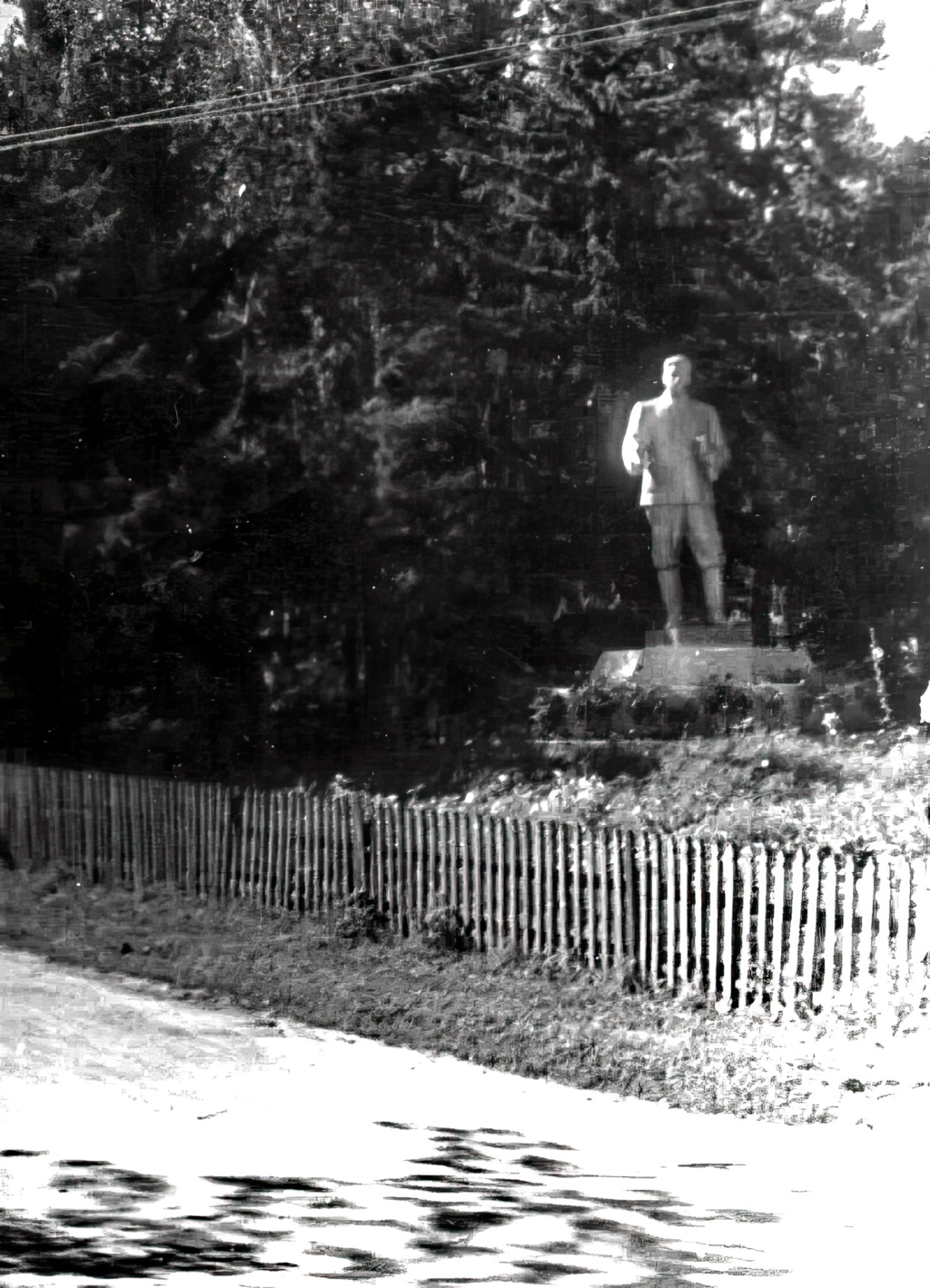 1955 Памятник Сталину в сквере напротив вокзала .