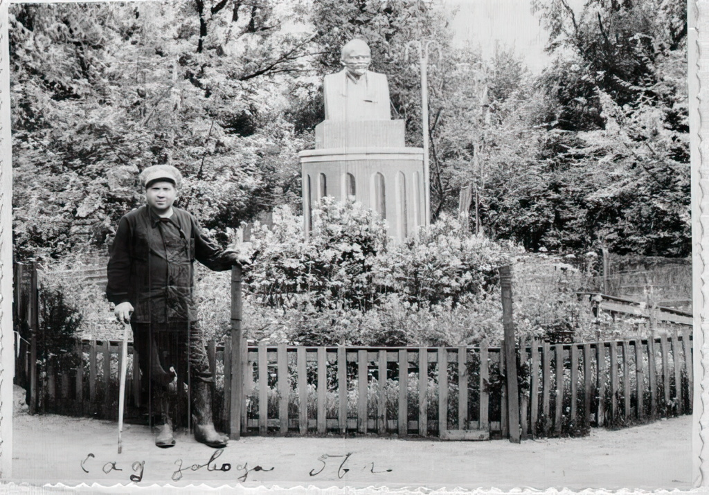 1956 Заводской сад. Садовник Переудин.