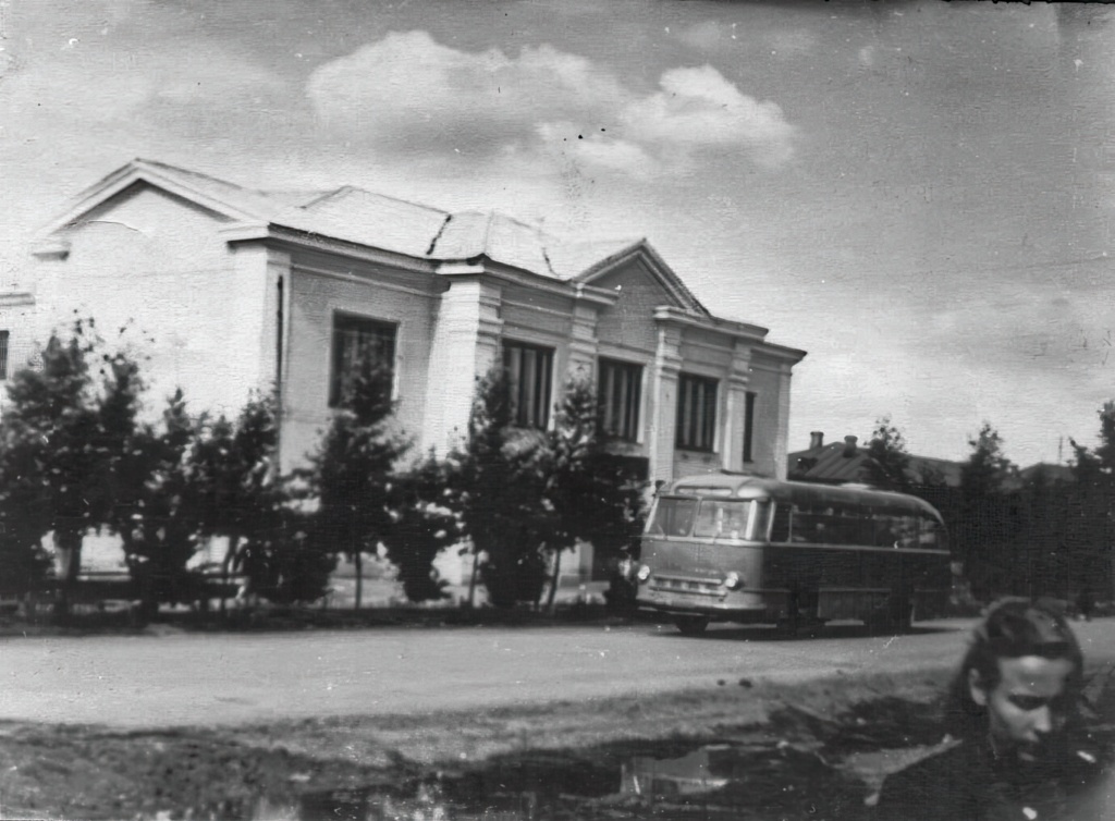 1960-е СШ 1, эатем магазин Достык( универмаг), рядом с ним здание библиотечного техникума ( К.Маркса- Куйбышева)...через ул.Куйбышева- городской сад.