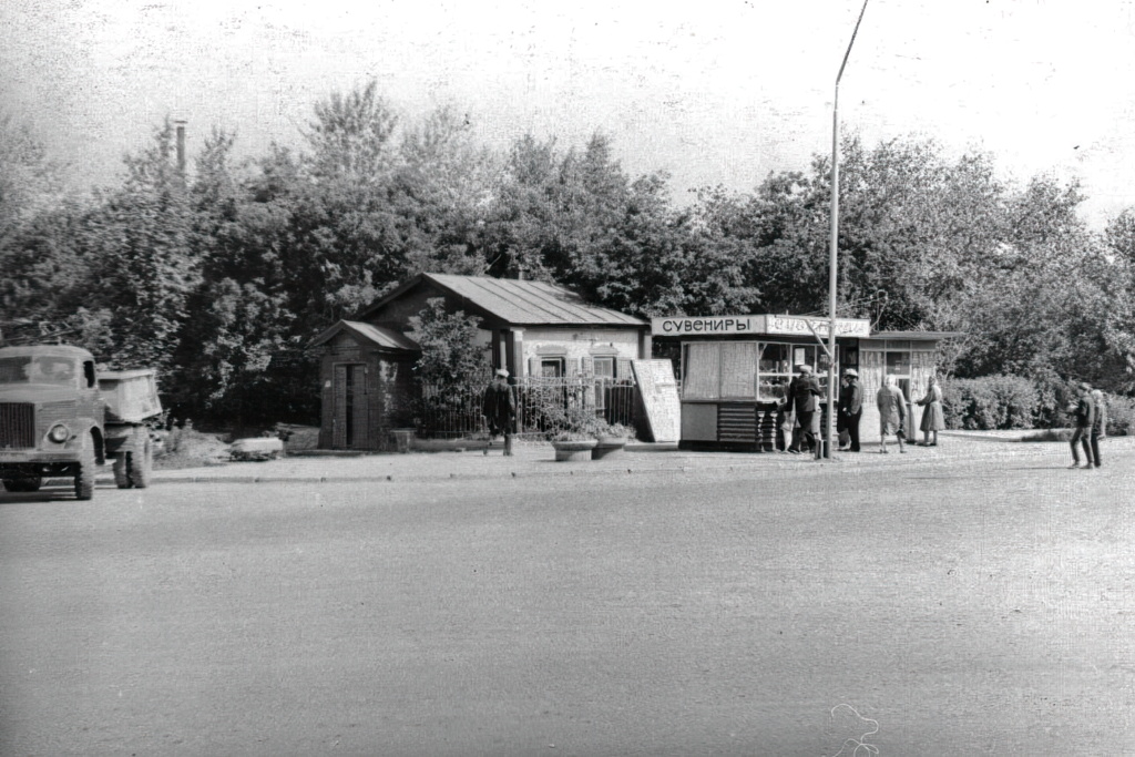 1960-е Угол К.Маркса и Куйбышева. Угол горсада. В домике парикмахкрская была