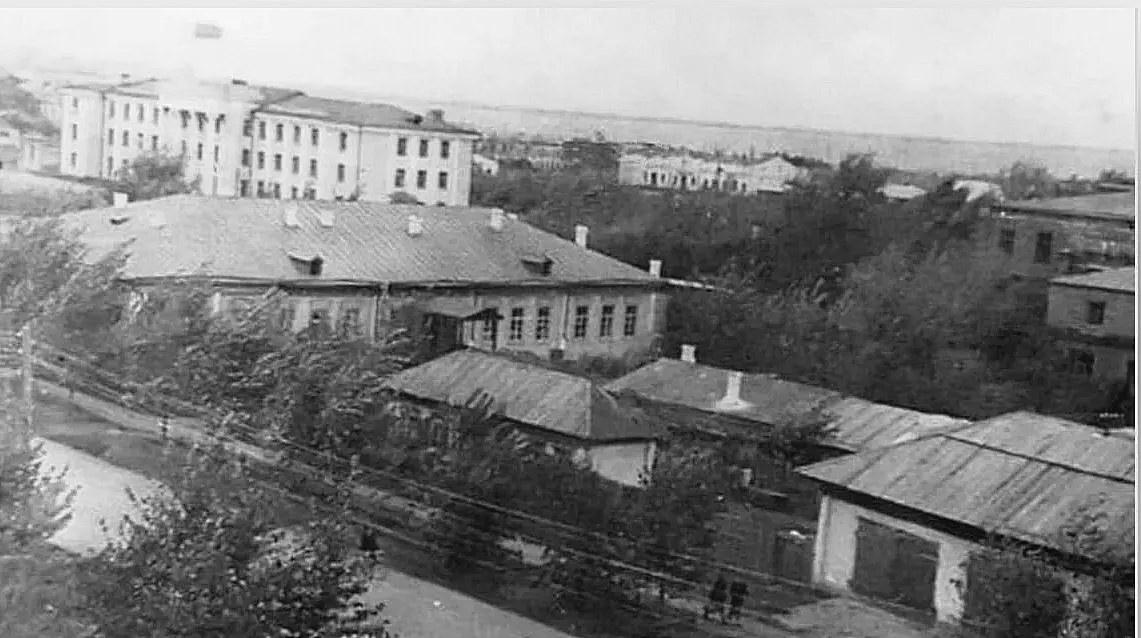 1960-е седьмая школа. Справа, внизу белый дом с воротами. Это была пожарная часть. Следом была пожарная каланча. Следующее здание был продовольственный магазин, угол ул.Горького