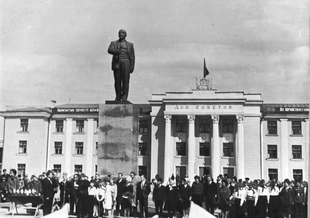 1970-е Дом Советов, а перед ним памятник Владимиру Ильичу