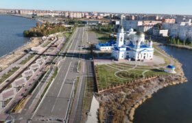 г. Кокшетау. Вид на строящуюся новую дорогу вдоль озера, которая соединит район городского пляжа и ул. Кенесары (бывш. ул. Орджоникидзе)