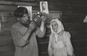 первая электрическая лампочка